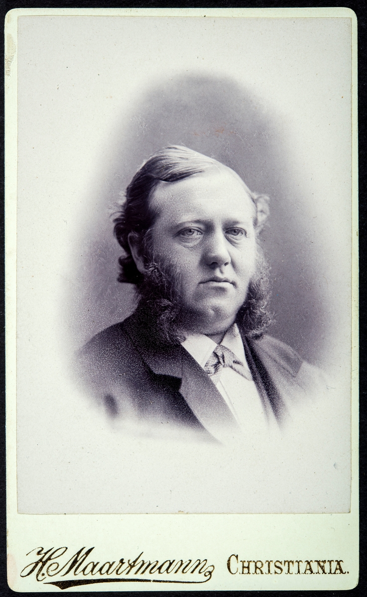Portrett av Andreas Smestad. 
Andreas Smestad ble født på Smestad Østre på Ring I Ringsaker i 1845 av foreldrene Erich Haavelsen og Elie Jensdatter Tømten. Han var den yngste av 9 barn, 8 levde opp. Erich var født på Gården Ulven Østre på Ring og bosatte seg på Smestad en gang på 1820 tallet. Han kjøpte gården i 1827.
Han tok skolegang og handelspraksis i Kristiania i periode 1863 til – 65, deretter var han fram til 1869 handelsbetjent i Henrik Anker Steens virksomhet på Steen gård
I august 1870 tiltrådte han som bestyrer for Ringsaker Handelsforening, som var etablert i januar samme år. Forretningen ble lokalisert på Ringstrand, nede ved Mjøsa nær Ringsaker kirke. 
Handelsforeningen utviklet seg til å bli et svært omfattende handelsforetak med et svært bredt varespekter. Korrespondanse viser handel i store deler av Mjøs- distriktet og innkjøp fra mange virksomheter i Kristiania.
Allerede i 1869 viser han interesse for å bli agent for Dampskipsselskapene som frakter emigranter til Nord- Amerika, men hans posisjon og økonomiske grunnlag var ikke tilfredsstillende for disse selskapene. Men etter etableringen av handelsselskapet ble situasjonen en annen. Fra 1872 opererte hans om agent for flere befraktere, som Allan Linjen, Anker linjen, Amerikalinjen. Det Nord- Tyske Dampskipsselskap.. Det kan se ut som han drev denne virksomheten fram til 1882. 
Han giftet seg 10. oktober 1878 med Julie Simenstad, men hun døde alt et kort år senere, i 1879. I 1877 kjøpte Andreas eiendommen Eriksrud, men han flyttet ikke dit med familien.
I mars 1883 blir han valgt inn i ligningskommisjonen i Ringsaker Kommune
Den 30. oktober 1883 giftet han seg på nytt med søsteren til sin forrige kone,  Gunda Haagensdatter. De fikk 3 barn, Einar Haakon, Georg Emil og Harald Kristoffer.
Andreas Smestad døde desember 1892.