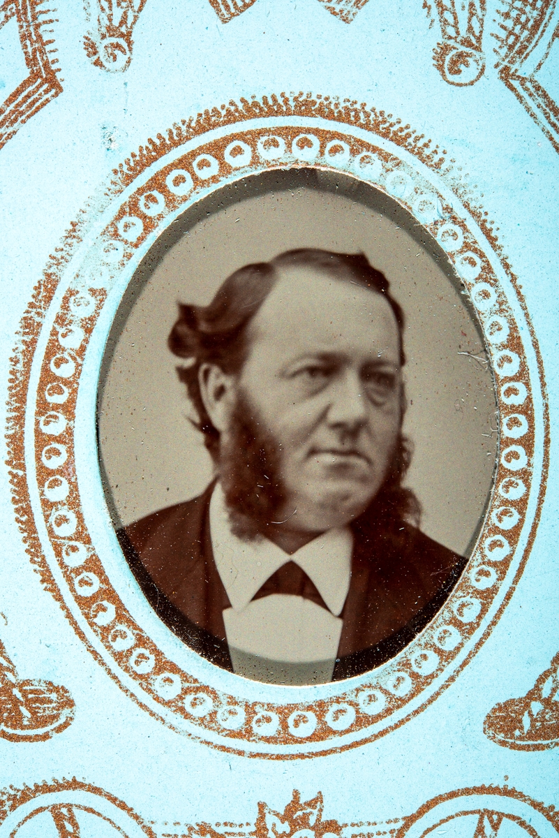 Portrett av Andreas Smestad. Ferrotypi, foto på metallplate. Bilte er tatt i Moskva. 
Andreas Smestad ble født på Smestad Østre på Ring I Ringsaker i 1845 av foreldrene Erich Haavelsen og Elie Jensdatter Tømten. Han var den yngste av 9 barn, 8 levde opp. Erich var født på Gården Ulven Østre på Ring og bosatte seg på Smestad en gang på 1820 tallet. Han kjøpte gården i 1827.
Han tok skolegang og handelspraksis i Kristiania i periode 1863 til – 65, deretter var han fram til 1869 handelsbetjent i Henrik Anker Steens virksomhet på Steen gård
I august 1870 tiltrådte han som bestyrer for Ringsaker Handelsforening, som var etablert i januar samme år. Forretningen ble lokalisert på Ringstrand, nede ved Mjøsa nær Ringsaker kirke. 
Handelsforeningen utviklet seg til å bli et svært omfattende handelsforetak med et svært bredt varespekter. Korrespondanse viser handel i store deler av Mjøs- distriktet og innkjøp fra mange virksomheter i Kristiania.
Allerede i 1869 viser han interesse for å bli agent for Dampskipsselskapene som frakter emigranter til Nord- Amerika, men hans posisjon og økonomiske grunnlag var ikke tilfredsstillende for disse selskapene. Men etter etableringen av handelsselskapet ble situasjonen en annen. Fra 1872 opererte hans om agent for flere befraktere, som Allan Linjen, Anker linjen, Amerikalinjen. Det Nord- Tyske Dampskipsselskap.. Det kan se ut som han drev denne virksomheten fram til 1882. 
Han giftet seg 10. oktober 1878 med Julie Simenstad, men hun døde alt et kort år senere, i 1879. I 1877 kjøpte Andreas eiendommen Eriksrud, men han flyttet ikke dit med familien.
I mars 1883 blir han valgt inn i ligningskommisjonen i Ringsaker Kommune
Den 30. oktober 1883 giftet han seg på nytt med søsteren til sin forrige kone,  Gunda Haagensdatter. De fikk 3 barn, Einar Haakon, Georg Emil og Harald Kristoffer.
Andreas Smestad døde desember 1892.