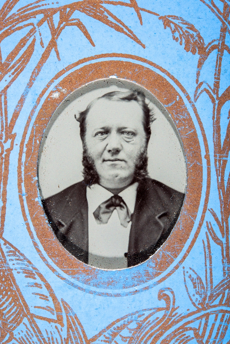 Portrett av Andreas Smestad. Ferrotypi, foto på metallplate. 
Andreas Smestad ble født på Smestad Østre på Ring I Ringsaker i 1845 av foreldrene Erich Haavelsen og Elie Jensdatter Tømten. Han var den yngste av 9 barn, 8 levde opp. Erich var født på Gården Ulven Østre på Ring og bosatte seg på Smestad en gang på 1820 tallet. Han kjøpte gården i 1827.
Han tok skolegang og handelspraksis i Kristiania i periode 1863 til – 65, deretter var han fram til 1869 handelsbetjent i Henrik Anker Steens virksomhet på Steen gård
I august 1870 tiltrådte han som bestyrer for Ringsaker Handelsforening, som var etablert i januar samme år. Forretningen ble lokalisert på Ringstrand, nede ved Mjøsa nær Ringsaker kirke. 
Handelsforeningen utviklet seg til å bli et svært omfattende handelsforetak med et svært bredt varespekter. Korrespondanse viser handel i store deler av Mjøs- distriktet og innkjøp fra mange virksomheter i Kristiania.
Allerede i 1869 viser han interesse for å bli agent for Dampskipsselskapene som frakter emigranter til Nord- Amerika, men hans posisjon og økonomiske grunnlag var ikke tilfredsstillende for disse selskapene. Men etter etableringen av handelsselskapet ble situasjonen en annen. Fra 1872 opererte hans om agent for flere befraktere, som Allan Linjen, Anker linjen, Amerikalinjen. Det Nord- Tyske Dampskipsselskap.. Det kan se ut som han drev denne virksomheten fram til 1882. 
Han giftet seg 10. oktober 1878 med Julie Simenstad, men hun døde alt et kort år senere, i 1879. I 1877 kjøpte Andreas eiendommen Eriksrud, men han flyttet ikke dit med familien.
I mars 1883 blir han valgt inn i ligningskommisjonen i Ringsaker Kommune
Den 30. oktober 1883 giftet han seg på nytt med søsteren til sin forrige kone,  Gunda Haagensdatter. De fikk 3 barn, Einar Haakon, Georg Emil og Harald Kristoffer.
Andreas Smestad døde desember 1892.