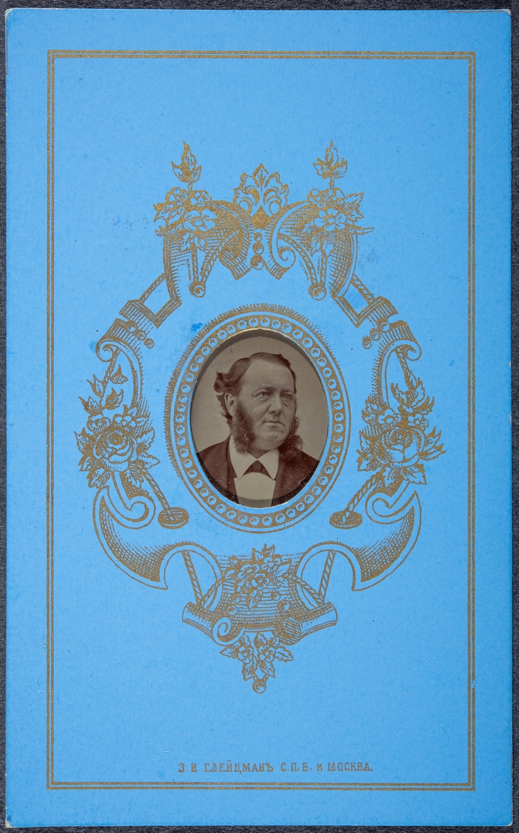 Portrett av Andreas Smestad. Ferrotypi, foto på metallplate. Bilte er tatt i Moskva. 
Andreas Smestad ble født på Smestad Østre på Ring I Ringsaker i 1845 av foreldrene Erich Haavelsen og Elie Jensdatter Tømten. Han var den yngste av 9 barn, 8 levde opp. Erich var født på Gården Ulven Østre på Ring og bosatte seg på Smestad en gang på 1820 tallet. Han kjøpte gården i 1827.
Han tok skolegang og handelspraksis i Kristiania i periode 1863 til – 65, deretter var han fram til 1869 handelsbetjent i Henrik Anker Steens virksomhet på Steen gård
I august 1870 tiltrådte han som bestyrer for Ringsaker Handelsforening, som var etablert i januar samme år. Forretningen ble lokalisert på Ringstrand, nede ved Mjøsa nær Ringsaker kirke. 
Handelsforeningen utviklet seg til å bli et svært omfattende handelsforetak med et svært bredt varespekter. Korrespondanse viser handel i store deler av Mjøs- distriktet og innkjøp fra mange virksomheter i Kristiania.
Allerede i 1869 viser han interesse for å bli agent for Dampskipsselskapene som frakter emigranter til Nord- Amerika, men hans posisjon og økonomiske grunnlag var ikke tilfredsstillende for disse selskapene. Men etter etableringen av handelsselskapet ble situasjonen en annen. Fra 1872 opererte hans om agent for flere befraktere, som Allan Linjen, Anker linjen, Amerikalinjen. Det Nord- Tyske Dampskipsselskap.. Det kan se ut som han drev denne virksomheten fram til 1882. 
Han giftet seg 10. oktober 1878 med Julie Simenstad, men hun døde alt et kort år senere, i 1879. I 1877 kjøpte Andreas eiendommen Eriksrud, men han flyttet ikke dit med familien.
I mars 1883 blir han valgt inn i ligningskommisjonen i Ringsaker Kommune
Den 30. oktober 1883 giftet han seg på nytt med søsteren til sin forrige kone,  Gunda Haagensdatter. De fikk 3 barn, Einar Haakon, Georg Emil og Harald Kristoffer.
Andreas Smestad døde desember 1892.