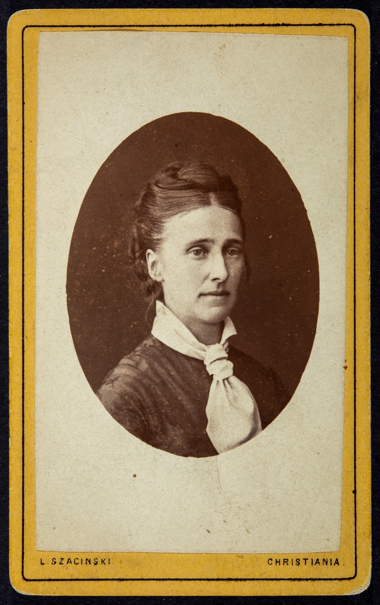 Portrett Albertine Hoel, født Koller. Hovinsholm, Helgøya.