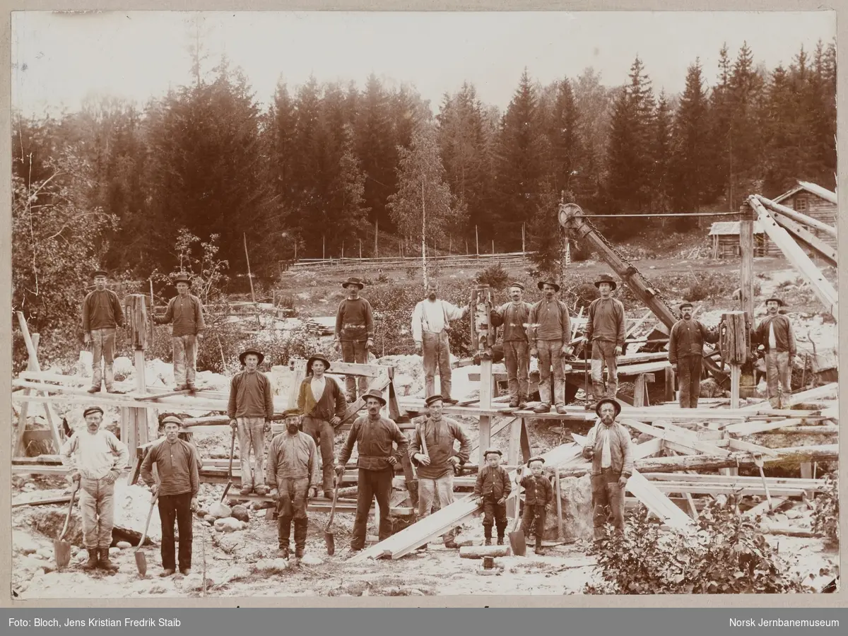 Fundamenteringsarbeid for bygging av bru over Saulielvi, like vest for Flå stasjon på Bergensbanen