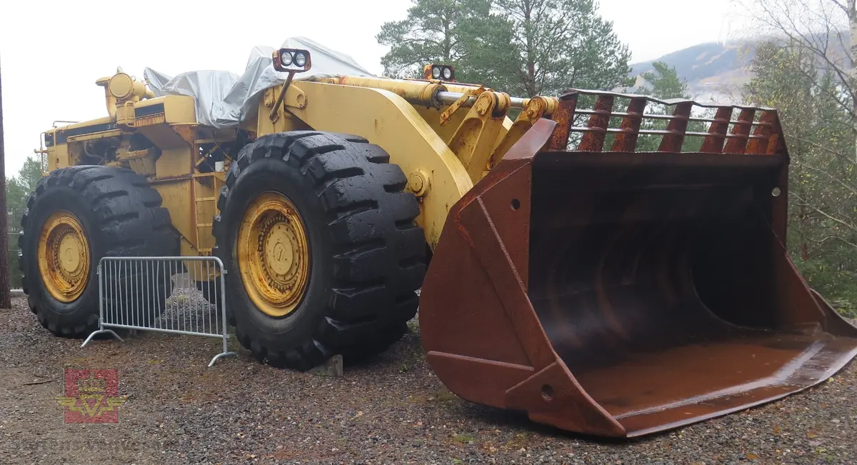 International H-400C Payloader. Hjullaster på 4 hjul, antatt 4-hjuls drift. Gul og svart. Motoren er en turboladet V12 Cummins type VT1710C-635. Dette er en 4-takts diesel med et cylindervolum på 1710 cu. in. (28 liter), Effekt 473.5 kw (635 hp). Skuffa rommer ni kubikkmeter.
Girkasse fra International Harvester, modellbetegnelse P-600S (to-trinns). Merking fra produsent og første bruker.