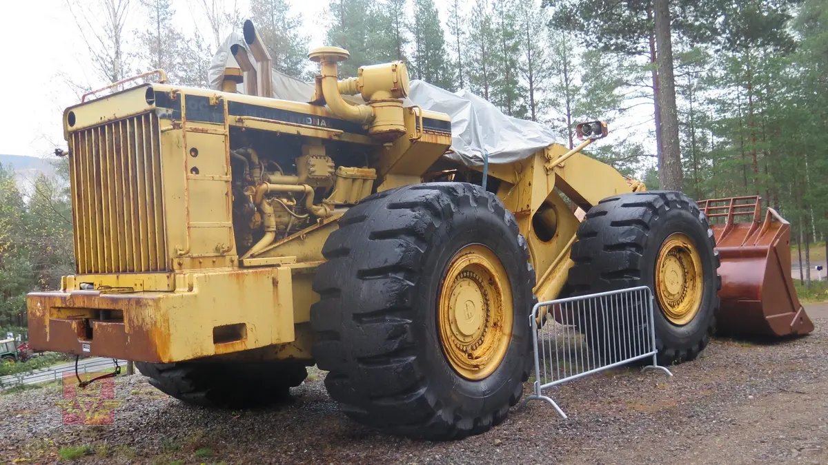 International H-400C Payloader. Hjullaster på 4 hjul, antatt 4-hjuls drift. Gul og svart. Motoren er en turboladet V12 Cummins type VT1710C-635. Dette er en 4-takts diesel med et cylindervolum på 1710 cu. in. (28 liter), Effekt 473.5 kw (635 hp). Skuffa rommer ni kubikkmeter.
Girkasse fra International Harvester, modellbetegnelse P-600S (to-trinns). Merking fra produsent og første bruker.