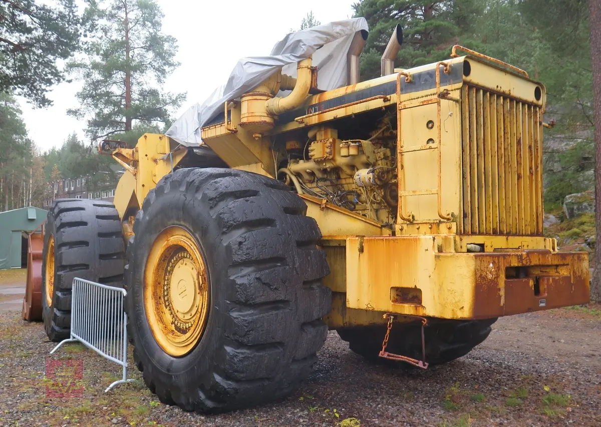 International H-400C Payloader. Hjullaster på 4 hjul, antatt 4-hjuls drift. Gul og svart. Motoren er en turboladet V12 Cummins type VT1710C-635. Dette er en 4-takts diesel med et cylindervolum på 1710 cu. in. (28 liter), Effekt 473.5 kw (635 hp). Skuffa rommer ni kubikkmeter.
Girkasse fra International Harvester, modellbetegnelse P-600S (to-trinns). Merking fra produsent og første bruker.