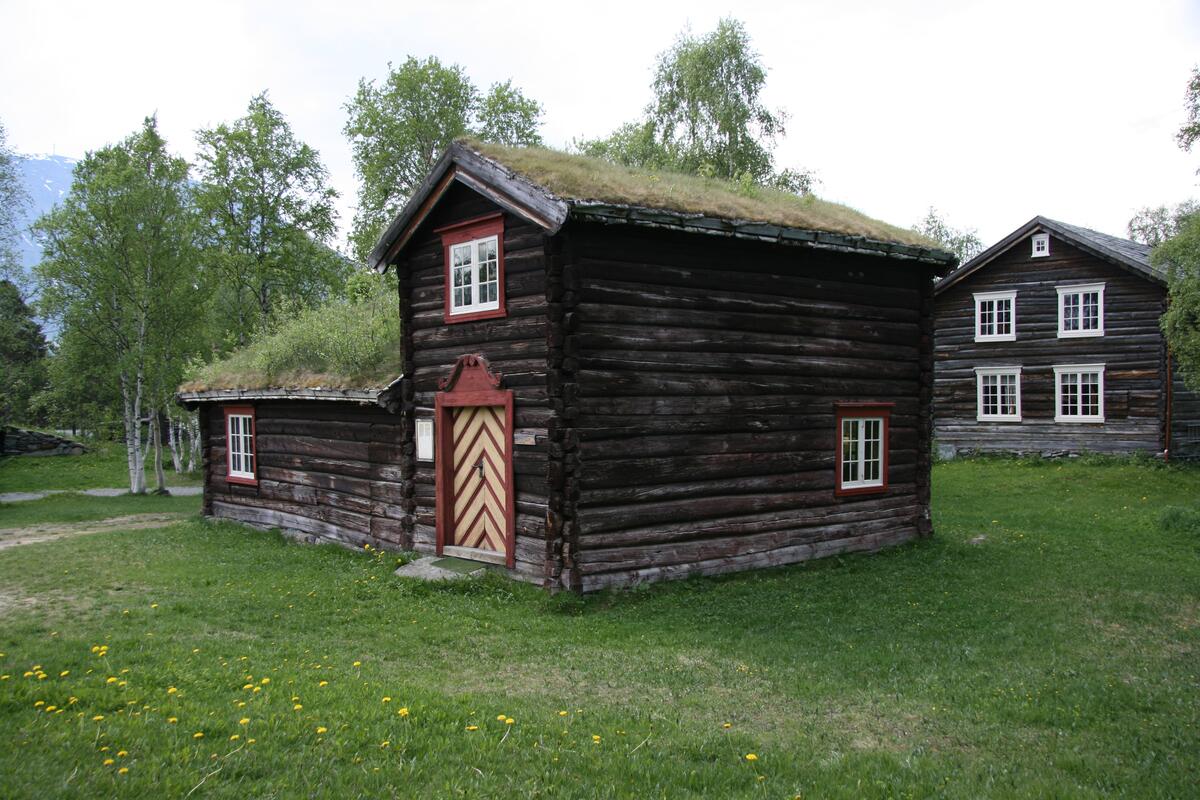 Laftet bygning i oppstuggustil med treromsplan som trolig er oppsatt på slutten av 1600-tallet. Oppstuggu er ei bygningsform som representerer overgangen fra den eldgamle enetasjes årestuggu til større hus bygd i to høyder. Over første etasje ble det bygget et loft (oppstuggu). Bygget ble fredet i 1923.