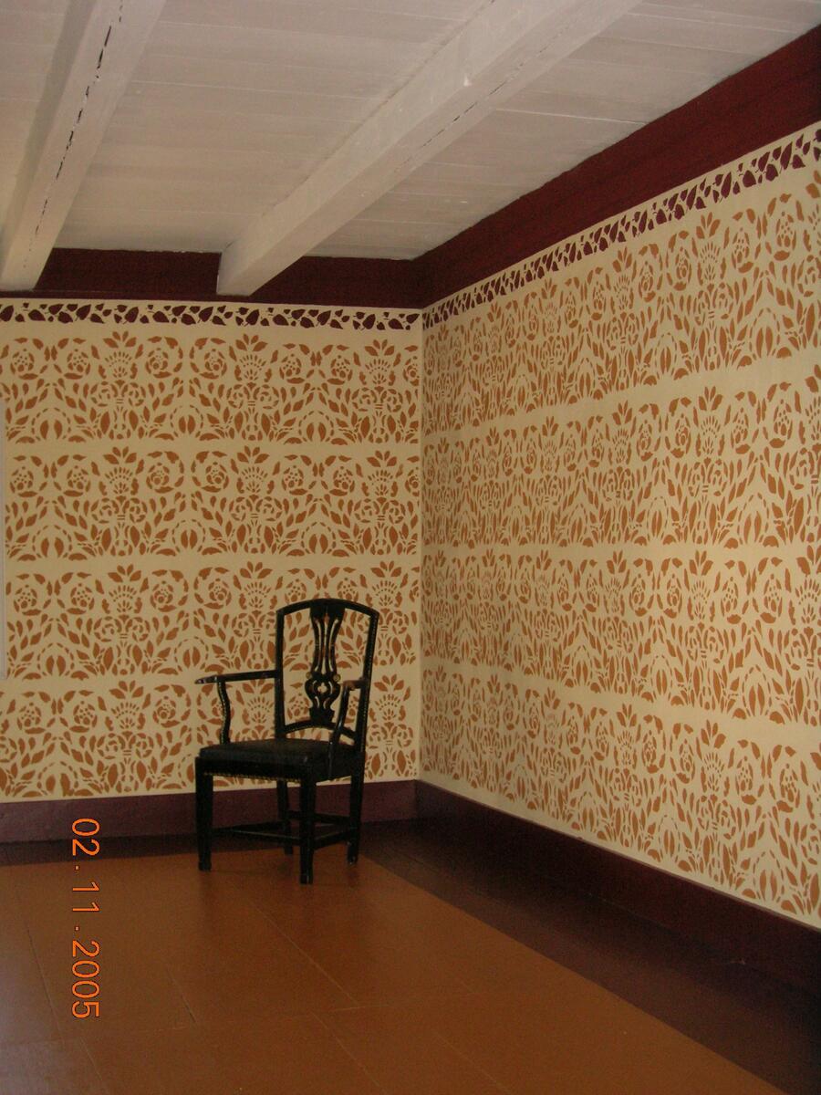 Raulåna er en to-etasjes laftet tømmerbygning med stående rødmalt panel. Taket er kledd med fasettskifer. Bygget har to diagonalpanelte inngangsdører. På takmønet står en metallvimpel med årstallet 1675.