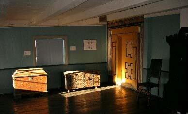 Raulåna er en to-etasjes laftet tømmerbygning med stående rødmalt panel. Taket er kledd med fasettskifer. Bygget har to diagonalpanelte inngangsdører. På takmønet står en metallvimpel med årstallet 1675.