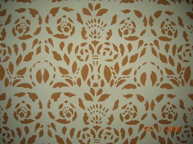 Raulåna er en to-etasjes laftet tømmerbygning med stående rødmalt panel. Taket er kledd med fasettskifer. Bygget har to diagonalpanelte inngangsdører. På takmønet står en metallvimpel med årstallet 1675.