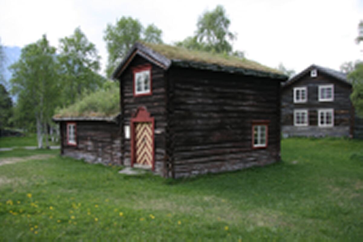 Laftet bygning i oppstuggustil med treromsplan som trolig er oppsatt på slutten av 1600-tallet. Oppstuggu er ei bygningsform som representerer overgangen fra den eldgamle enetasjes årestuggu til større hus bygd i to høyder. Over første etasje ble det bygget et loft (oppstuggu). Bygget ble fredet i 1923.