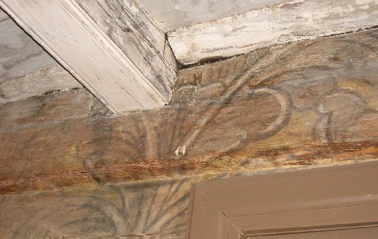 Raulåna er en to-etasjes laftet tømmerbygning med stående rødmalt panel. Taket er kledd med fasettskifer. Bygget har to diagonalpanelte inngangsdører. På takmønet står en metallvimpel med årstallet 1675.