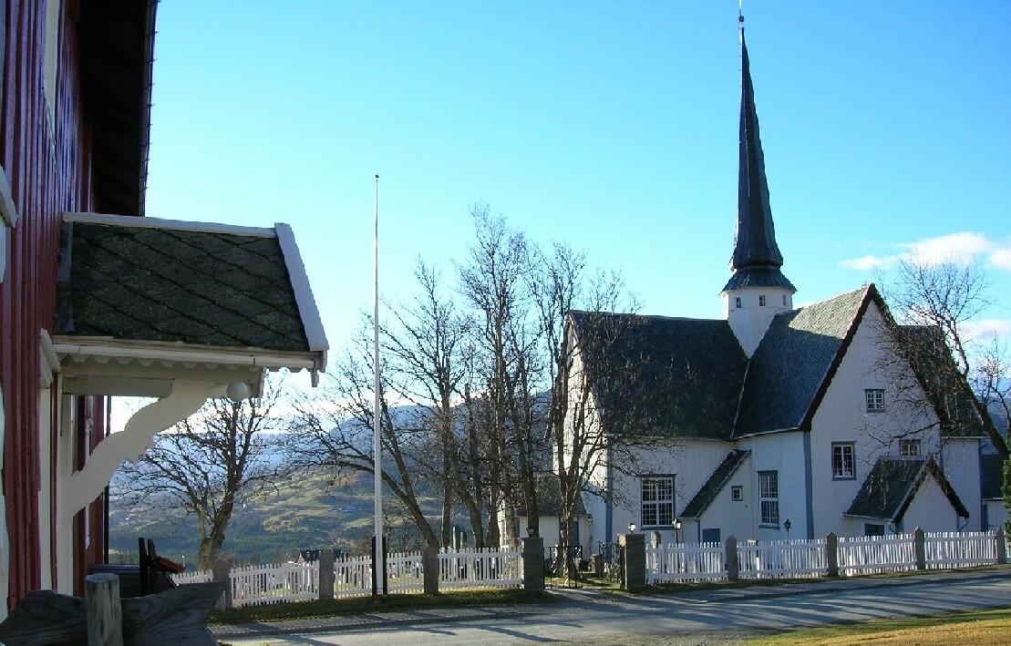 Raulåna er en to-etasjes laftet tømmerbygning med stående rødmalt panel. Taket er kledd med fasettskifer. Bygget har to diagonalpanelte inngangsdører. På takmønet står en metallvimpel med årstallet 1675.