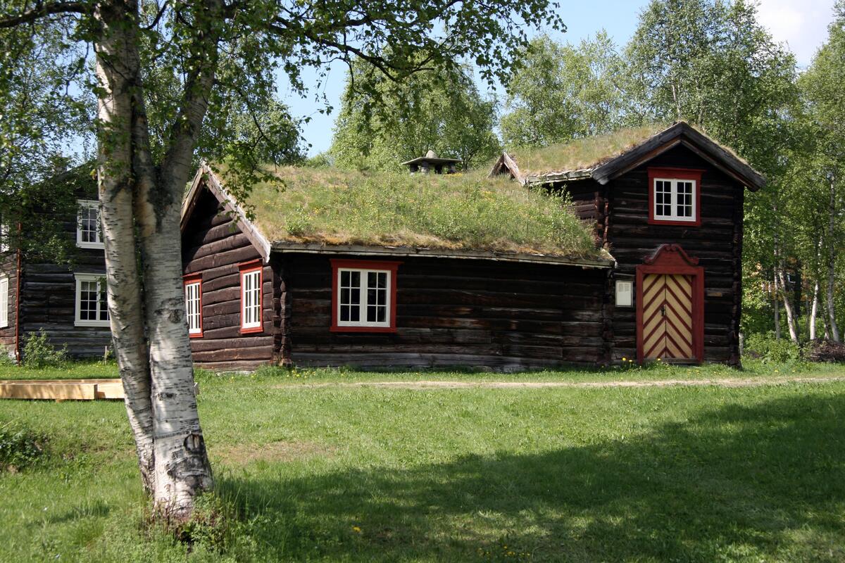 Laftet bygning i oppstuggustil med treromsplan som trolig er oppsatt på slutten av 1600-tallet. Oppstuggu er ei bygningsform som representerer overgangen fra den eldgamle enetasjes årestuggu til større hus bygd i to høyder. Over første etasje ble det bygget et loft (oppstuggu). Bygget ble fredet i 1923.