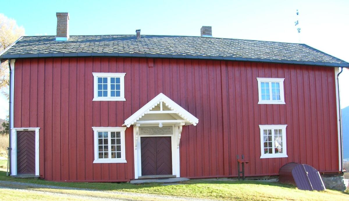 Raulåna er en to-etasjes laftet tømmerbygning med stående rødmalt panel. Taket er kledd med fasettskifer. Bygget har to diagonalpanelte inngangsdører. På takmønet står en metallvimpel med årstallet 1675.