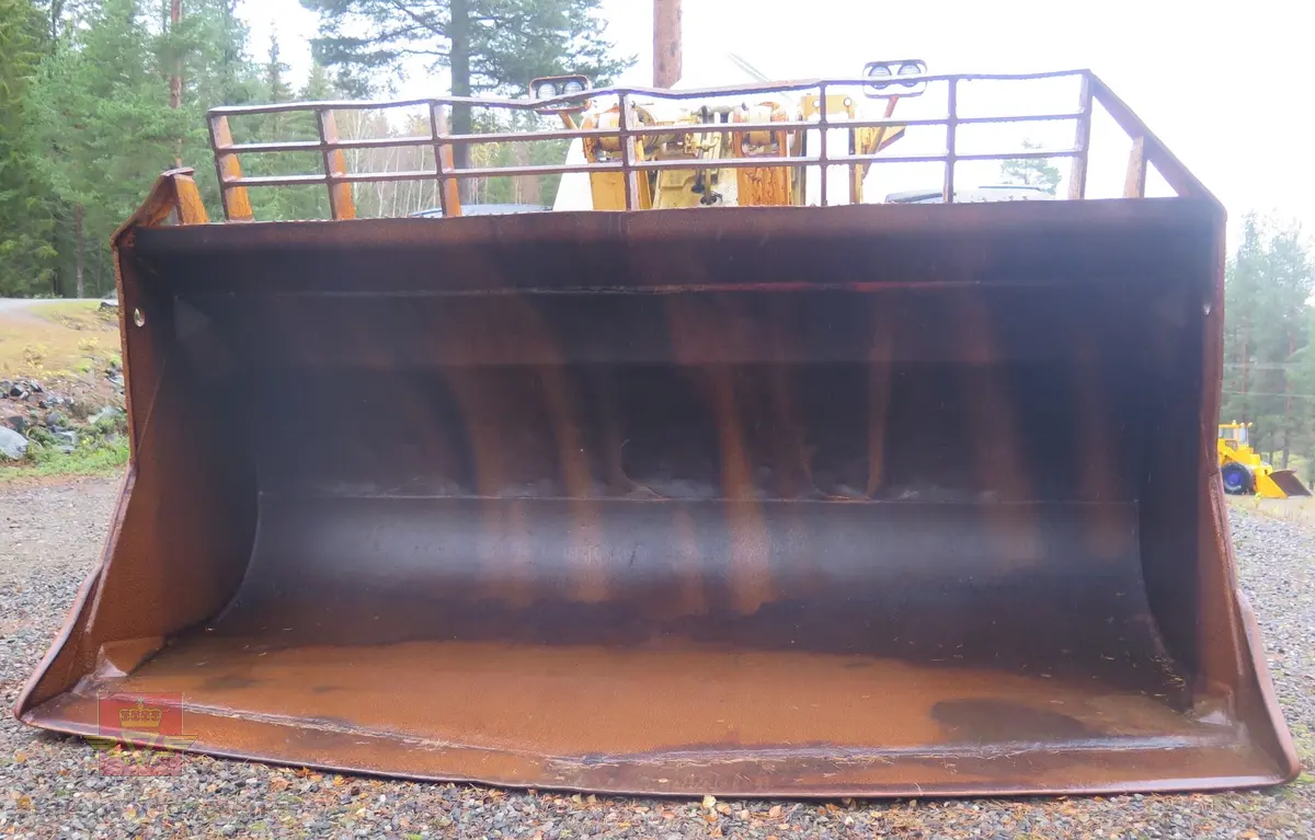 International H-400C Payloader. Hjullaster på 4 hjul, antatt 4-hjuls drift. Gul og svart. Motoren er en turboladet V12 Cummins type VT1710C-635. Dette er en 4-takts diesel med et cylindervolum på 1710 cu. in. (28 liter), Effekt 473.5 kw (635 hp). Skuffa rommer ni kubikkmeter.
Girkasse fra International Harvester, modellbetegnelse P-600S (to-trinns). Merking fra produsent og første bruker.
