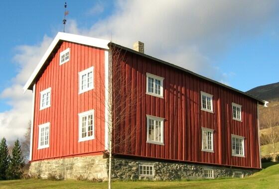 Raulåna er en to-etasjes laftet tømmerbygning med stående rødmalt panel. Taket er kledd med fasettskifer. Bygget har to diagonalpanelte inngangsdører. På takmønet står en metallvimpel med årstallet 1675.