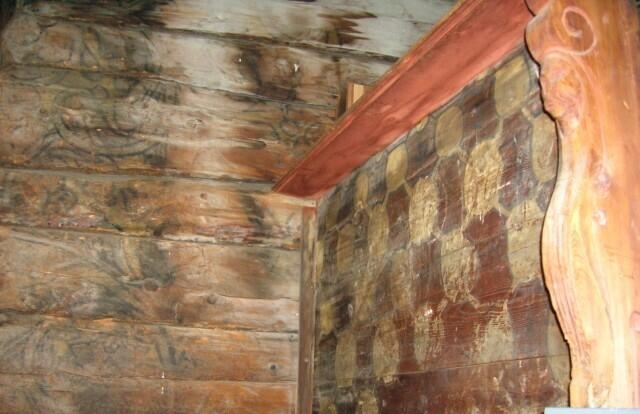 Raulåna er en to-etasjes laftet tømmerbygning med stående rødmalt panel. Taket er kledd med fasettskifer. Bygget har to diagonalpanelte inngangsdører. På takmønet står en metallvimpel med årstallet 1675.