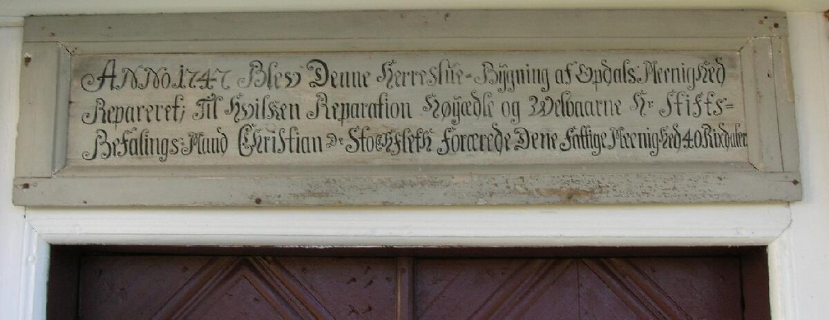 Raulåna er en to-etasjes laftet tømmerbygning med stående rødmalt panel. Taket er kledd med fasettskifer. Bygget har to diagonalpanelte inngangsdører. På takmønet står en metallvimpel med årstallet 1675.