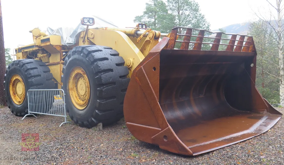 International H-400C Payloader. Hjullaster på 4 hjul, antatt 4-hjuls drift. Gul og svart. Motoren er en turboladet V12 Cummins type VT1710C-635. Dette er en 4-takts diesel med et cylindervolum på 1710 cu. in. (28 liter), Effekt 473.5 kw (635 hp). Skuffa rommer ni kubikkmeter.
Girkasse fra International Harvester, modellbetegnelse P-600S (to-trinns). Merking fra produsent og første bruker.