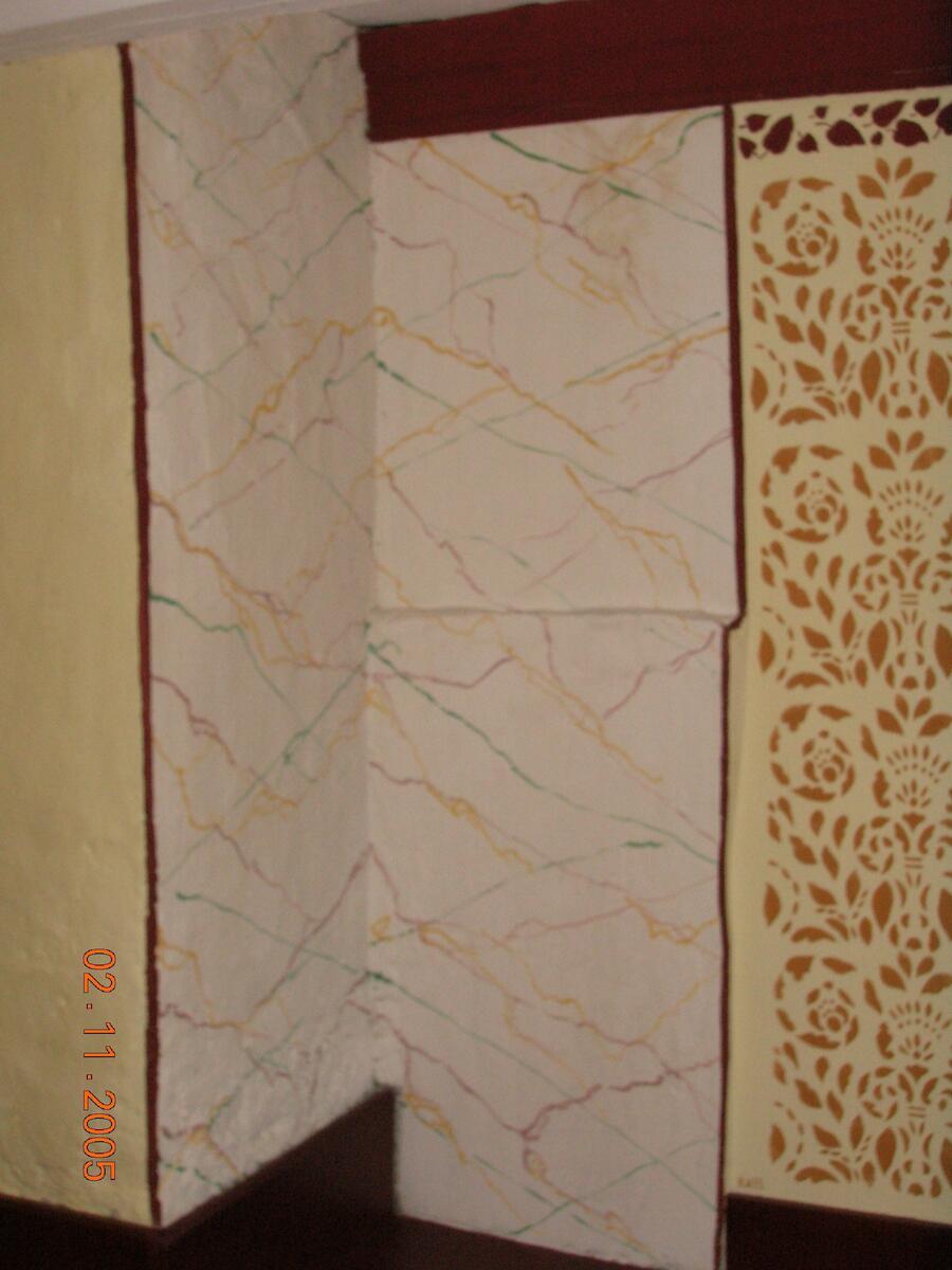 Raulåna er en to-etasjes laftet tømmerbygning med stående rødmalt panel. Taket er kledd med fasettskifer. Bygget har to diagonalpanelte inngangsdører. På takmønet står en metallvimpel med årstallet 1675.