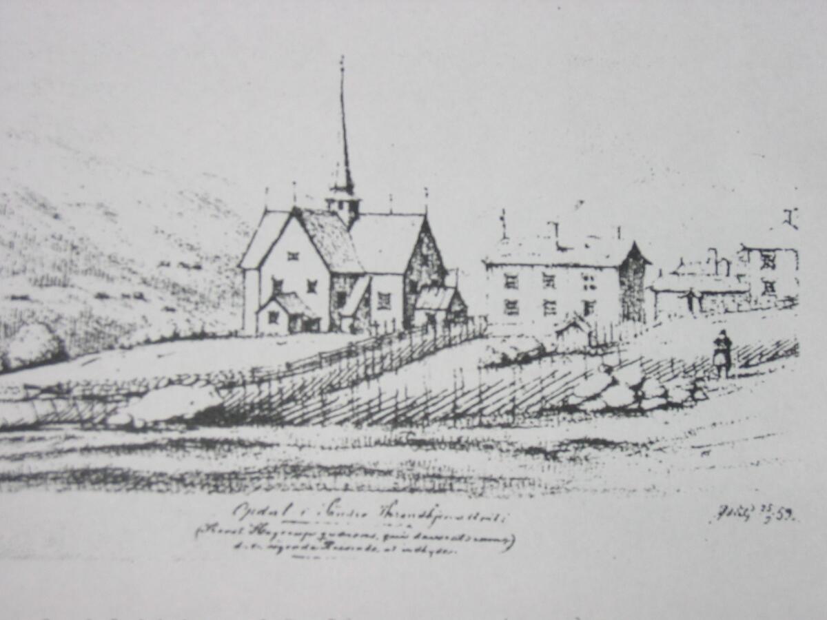 Raulåna er en to-etasjes laftet tømmerbygning med stående rødmalt panel. Taket er kledd med fasettskifer. Bygget har to diagonalpanelte inngangsdører. På takmønet står en metallvimpel med årstallet 1675.