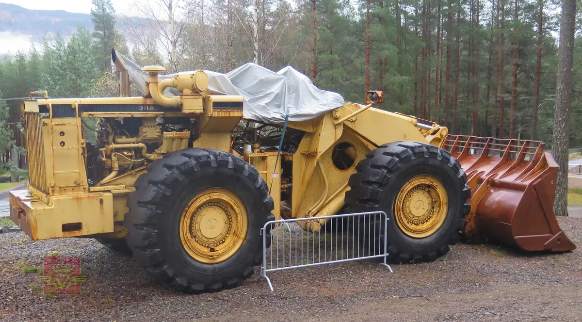 International H-400C Payloader. Hjullaster på 4 hjul, antatt 4-hjuls drift. Gul og svart. Motoren er en turboladet V12 Cummins type VT1710C-635. Dette er en 4-takts diesel med et cylindervolum på 1710 cu. in. (28 liter), Effekt 473.5 kw (635 hp). Skuffa rommer ni kubikkmeter.
Girkasse fra International Harvester, modellbetegnelse P-600S (to-trinns). Merking fra produsent og første bruker.