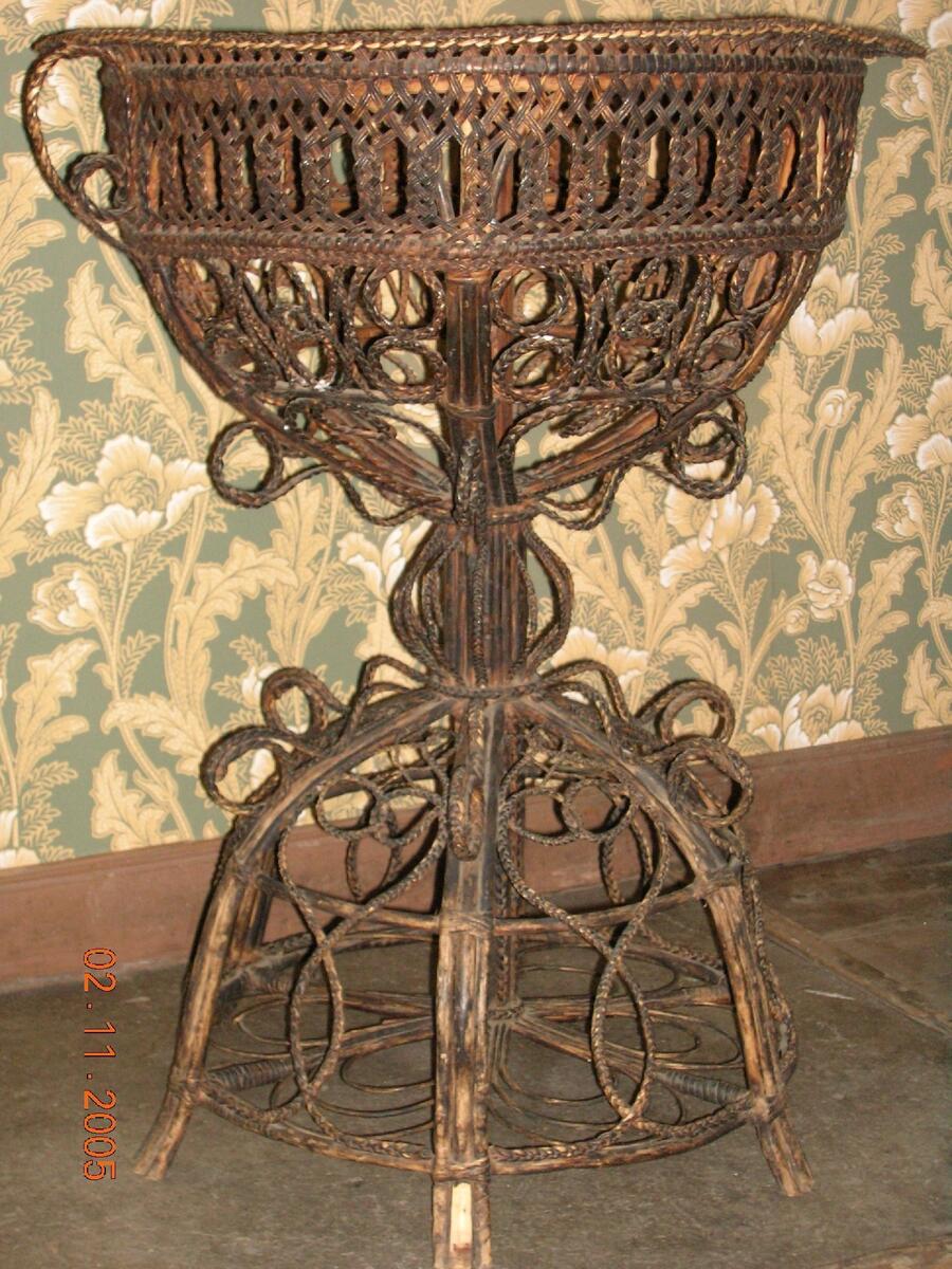 Raulåna er en to-etasjes laftet tømmerbygning med stående rødmalt panel. Taket er kledd med fasettskifer. Bygget har to diagonalpanelte inngangsdører. På takmønet står en metallvimpel med årstallet 1675.