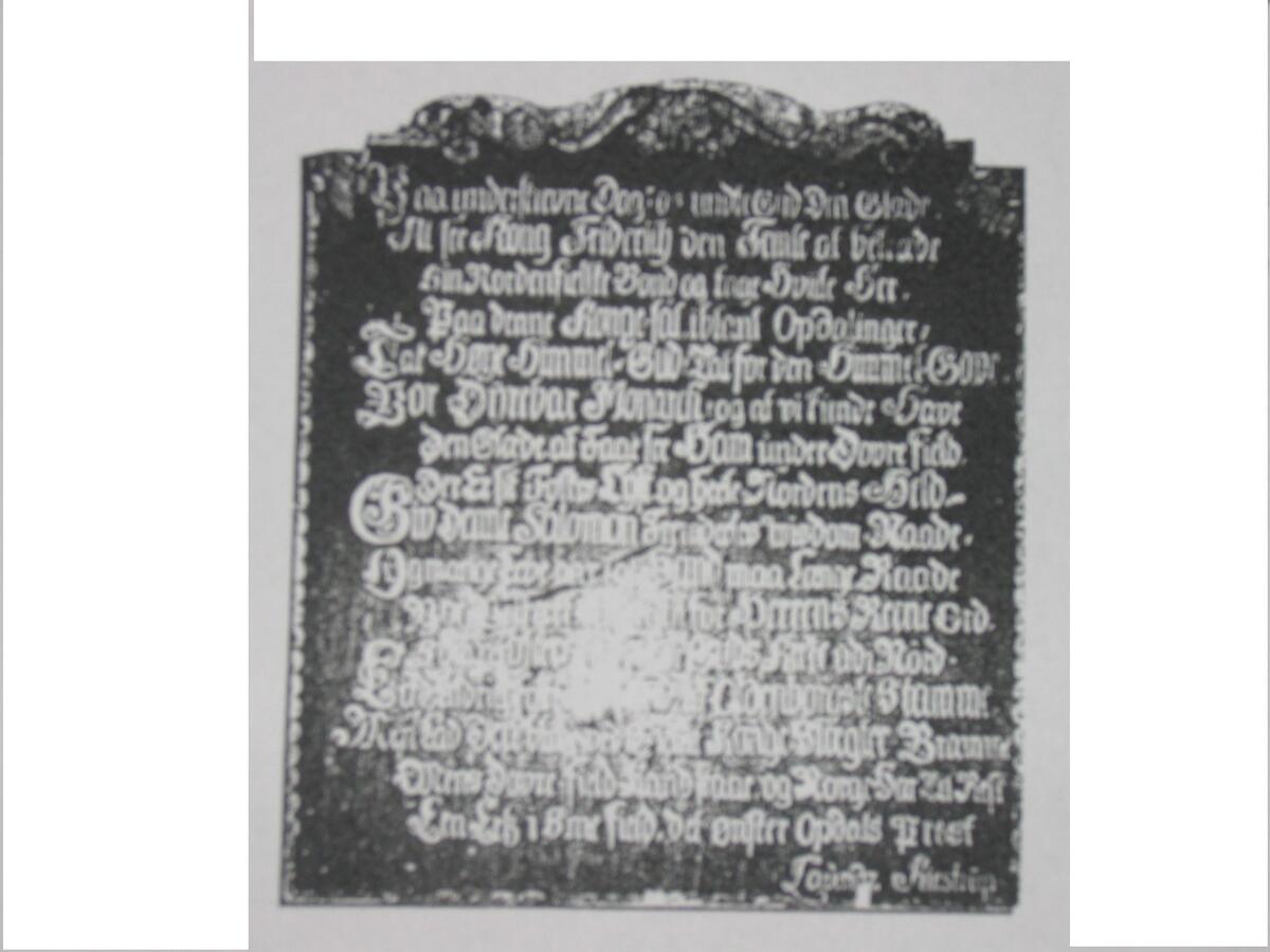 Raulåna er en to-etasjes laftet tømmerbygning med stående rødmalt panel. Taket er kledd med fasettskifer. Bygget har to diagonalpanelte inngangsdører. På takmønet står en metallvimpel med årstallet 1675.