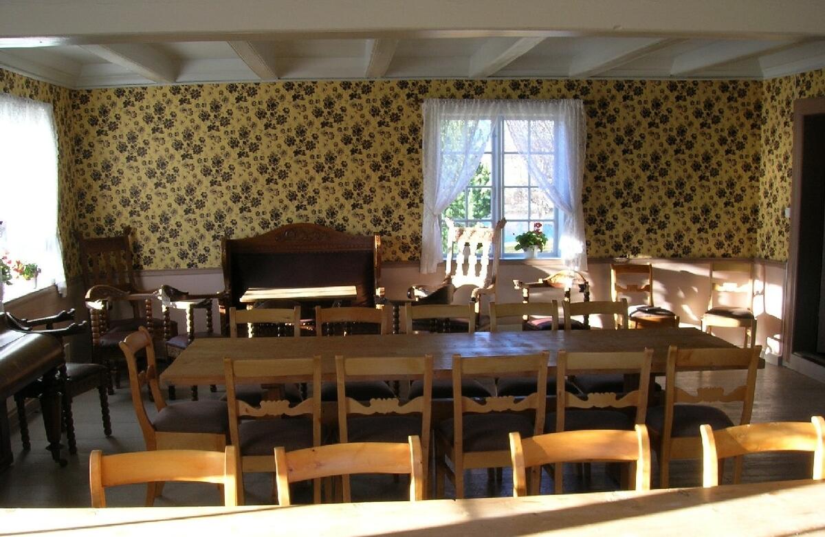 Raulåna er en to-etasjes laftet tømmerbygning med stående rødmalt panel. Taket er kledd med fasettskifer. Bygget har to diagonalpanelte inngangsdører. På takmønet står en metallvimpel med årstallet 1675.