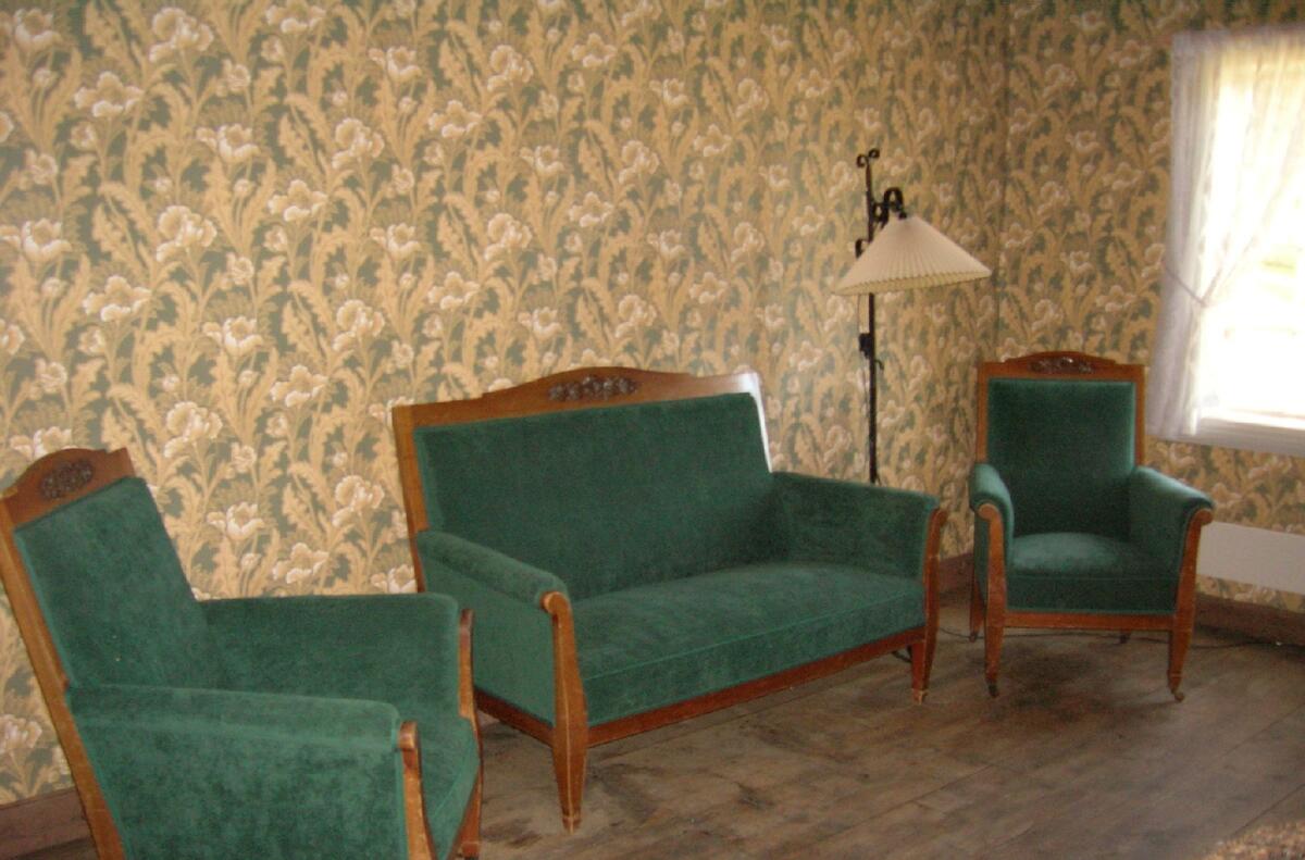 Raulåna er en to-etasjes laftet tømmerbygning med stående rødmalt panel. Taket er kledd med fasettskifer. Bygget har to diagonalpanelte inngangsdører. På takmønet står en metallvimpel med årstallet 1675.