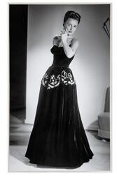 Mannekäng visar festklänning. Hellång klänning, ärmlös med å