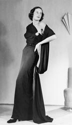 Mannekäng visar festplagg.  Klänning med figurnära liv med e