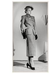 Mannekäng visar dräkt i provrummet. Jacka, stusslång med lit