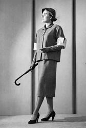 Mannekäng visar plagg i provrum. Dräktjacka, rak, höftlång m