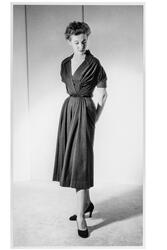 Mannekäng visar plagg på NK:s Franska damskrädderi. Klänning