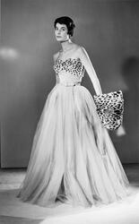 Mannekäng, Erika Sundt, visar festplagg i provrummet vid NK: