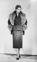 Mannekäng visar höstplagg i provrummet vid NK:s Franska dams