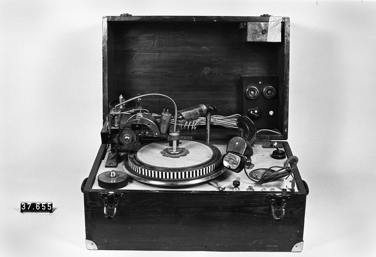 Inspelningsapparat för grammofonskivor. Hemgjord. 220 V. Graverpickup "Stu B". Radiopickup (för avspelning) "Loewe"
Tillbehör: Lackskivor och gravernålar (bl.a. Pegasus).