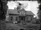 Familj framför bostadshus
