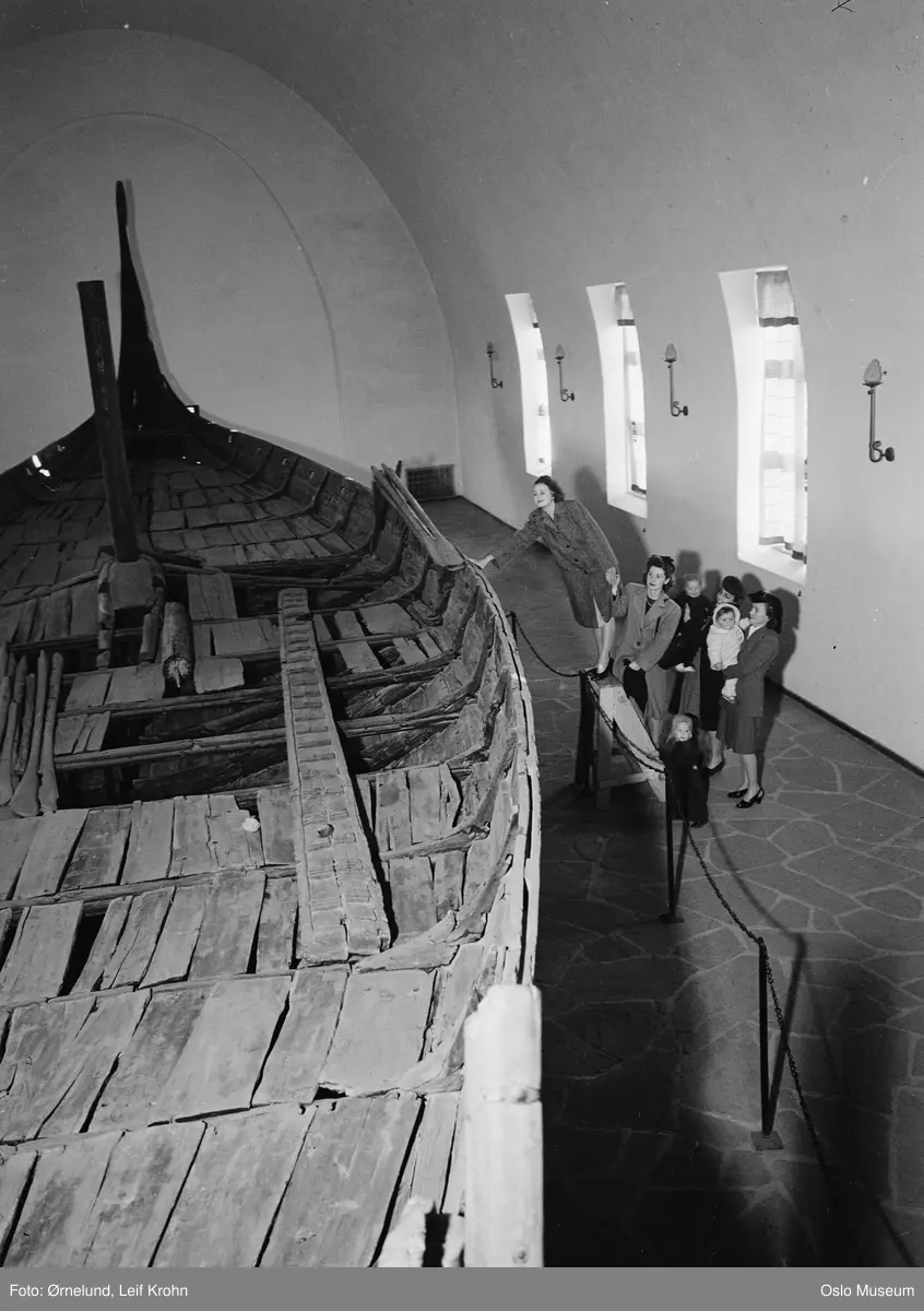 Vikingskipshuset, interiør, kvinner, barn