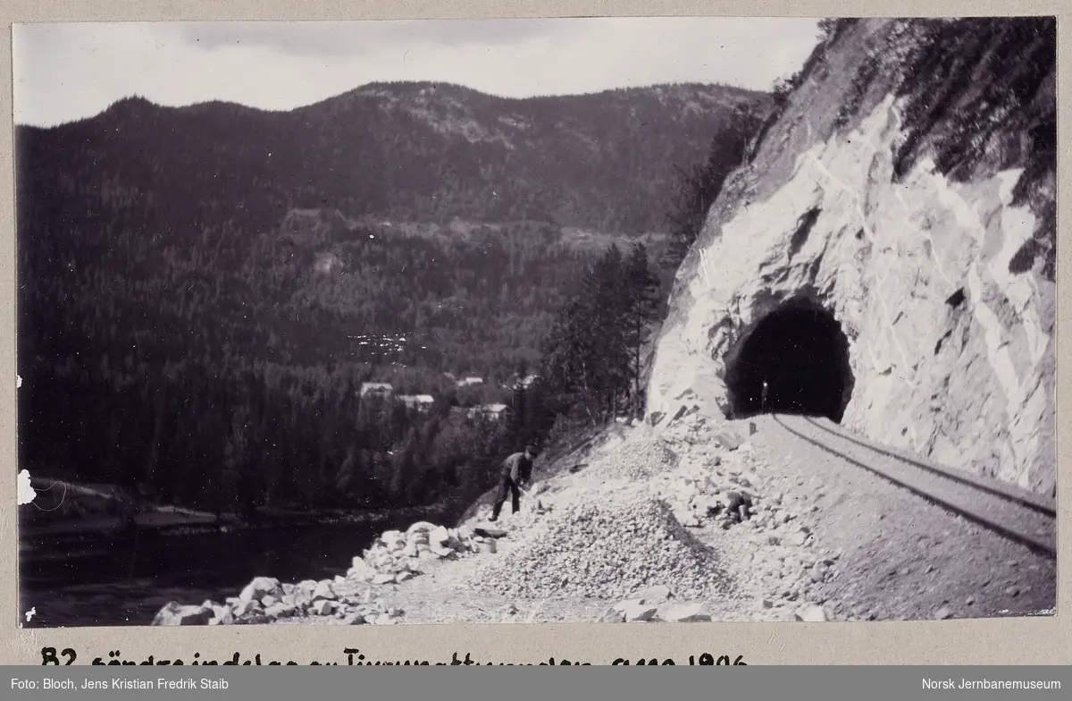 Søndre innslag Tjærenatten tunnel mellom Austvoll og Kolsrud på Bergensbanen