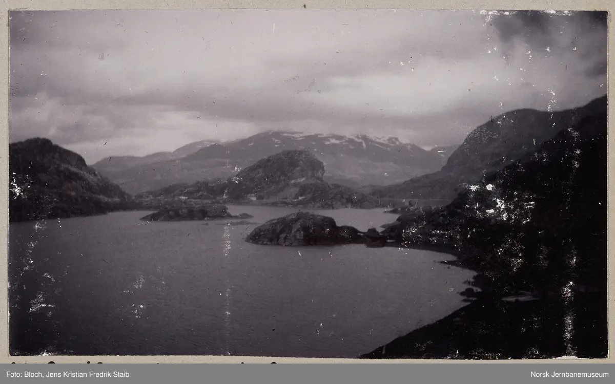 Utsikt mot Klevavatnet mellom Hallingskeid og Myrdal, tatt fra toget til Myrdal med innbudte gjester i forbindelse med markering av sammenlaskingen av Bergensbanen ved Ustaoset
