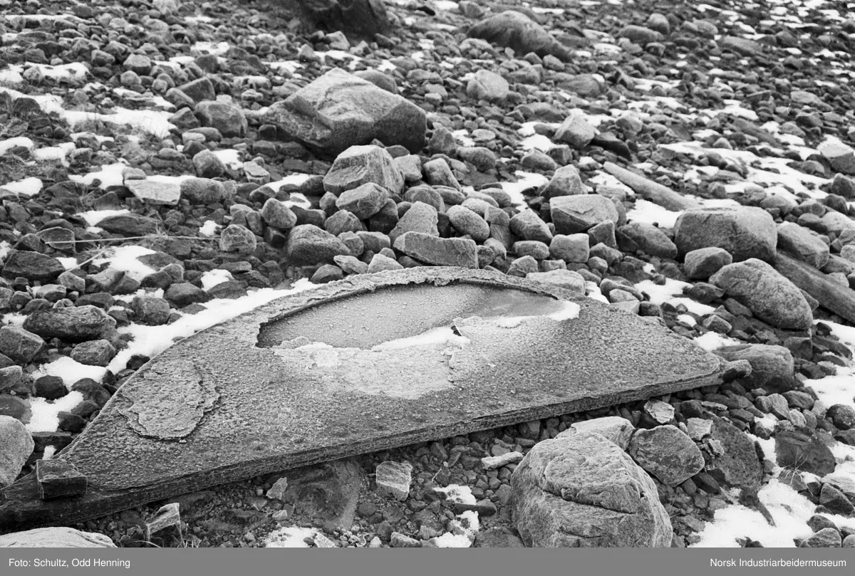 Kulturutvalget er på berfaring ved slipp Sigurdsrud. Detalj fra båt, ferge eller slipp som ligger i strandsonen, antatt et ror til ferge.