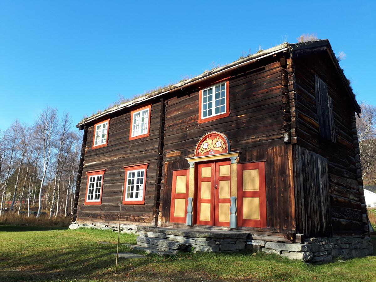 2 etasjes laftet våningshus i to lengder med torvbelagt saltak. Utskåret portal sees over inngangspartiet med årstallet 1810.