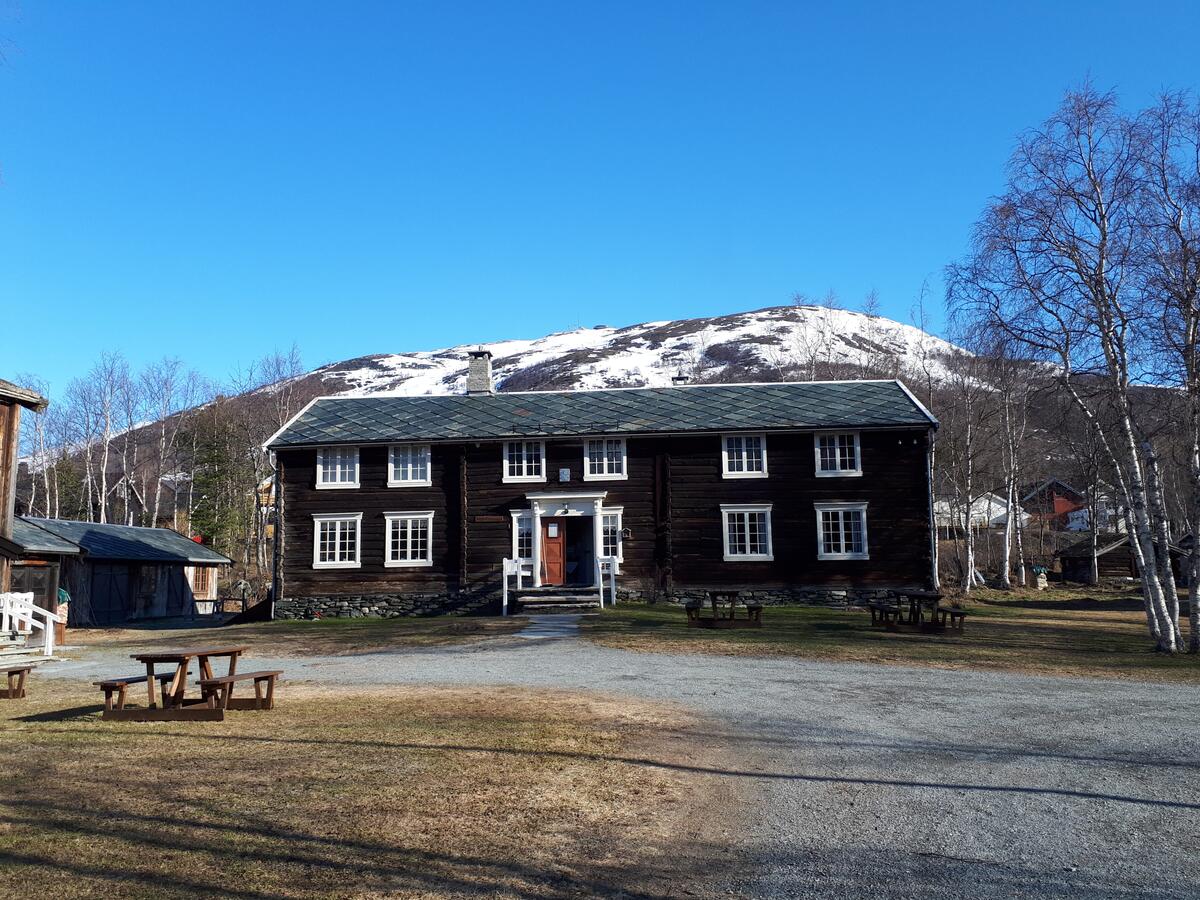 Toetsasjes laftet våningshus i tre lengder med kjeller.  Portalen har søyler med bred overligger og vindu på hver side. Et solur laget av Sjur Jamtsæter (1816-1873) er festet over portalen. Vinduene har midtpost og småruter og omramming med profilert overligger. Inngangsdøra er dobbel og fører inn i en stor gang. Bygningen har skiferbelagt saltak.