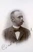 Porträtt av doktor Carl Sederblad. Bördig från Herrberga inflyttade han till Linköping från Tåby 1891. Samma år gift med Maria Lovisa Fagerlin. Efter en tid som praktiserande läkare i staden utnämndes Sederblad 1898 till så kallad stadsdistriktsläkare och skolläkare vid Linköpings läroverk. Från 1901 även järnvägsläkare vid Statens järnvägar.