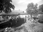 Trädgårdsfest med Museimannaföreningen 1942, i landshövdingens trädgård på residensets innergård.