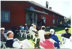 Invigning Forsviks bruk 2002. Lars Bergström håller tal utanför Mjölnarbostaden.