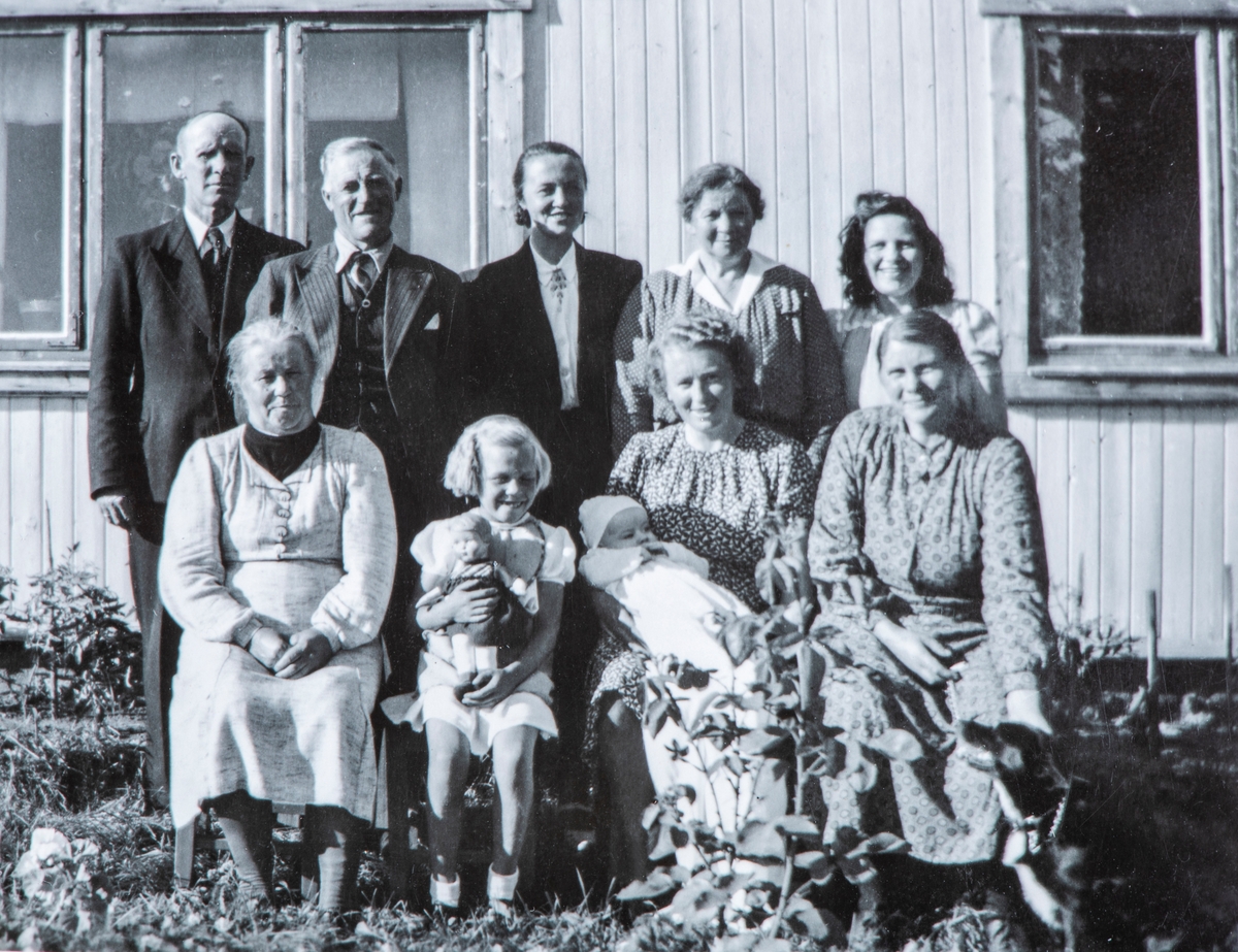 Barnedåp på Flagstad gård i Løten. Antagelig er Arne Flagstad sin barnedåp i 1946. 
Familie gruppe 10 personer: Øverst fra venstre Ole Flagstad, Ole Søhagen, Lillian Søhagen, Solveig Imseth, og Aslaug Imseth (gift Pålshaugen)
Nederst fra venstre Marie Søhagen, ukjent jente, Karen Agnethe Flagstad, Ragnhild Flagstad.
