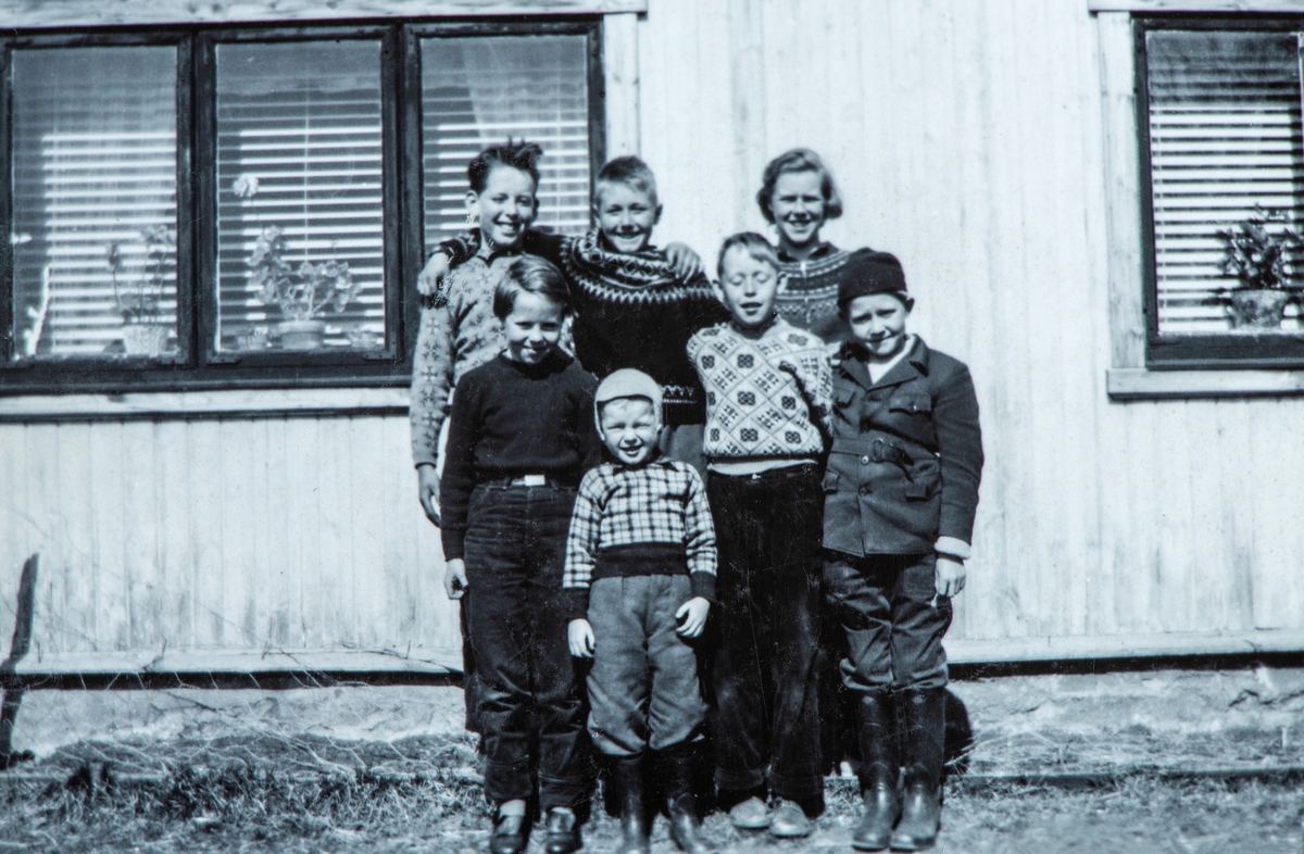 Gruppe 7 foran hovedhuset på Flagstad gård i Løten. 
Øverst fra venstre Arne Flagstad, Arne Thomassen, Anne Lise Nordli.
1. rad fra venstre Karin Oddbjørg Flagstad, Henry Nordli, Per Ola Stenseth og minstemann er Trond Egil Nordli. 1957.